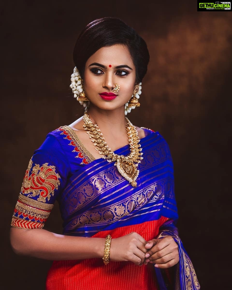 Ramya Pandian Instagram - தங்களுக்கும் தங்கள் குடும்பத்தினருக்கும் இனிய பொங்கல் மற்றும் தமிழர் திருநாள் நல்வாழ்த்துக்கள் 🙏🏻🎑🎋 Photography @parvathamsuhasphotography Makeup @priyadharshini.makeupartist Hair stylist @mani_hairstylist Saree @bollinenisilks Drapes @maha_mahe_bridal Blouse @ishithaa_design_house Jewels @sree_exotic_silver_jewelleries #happypongal #ramyapandian
