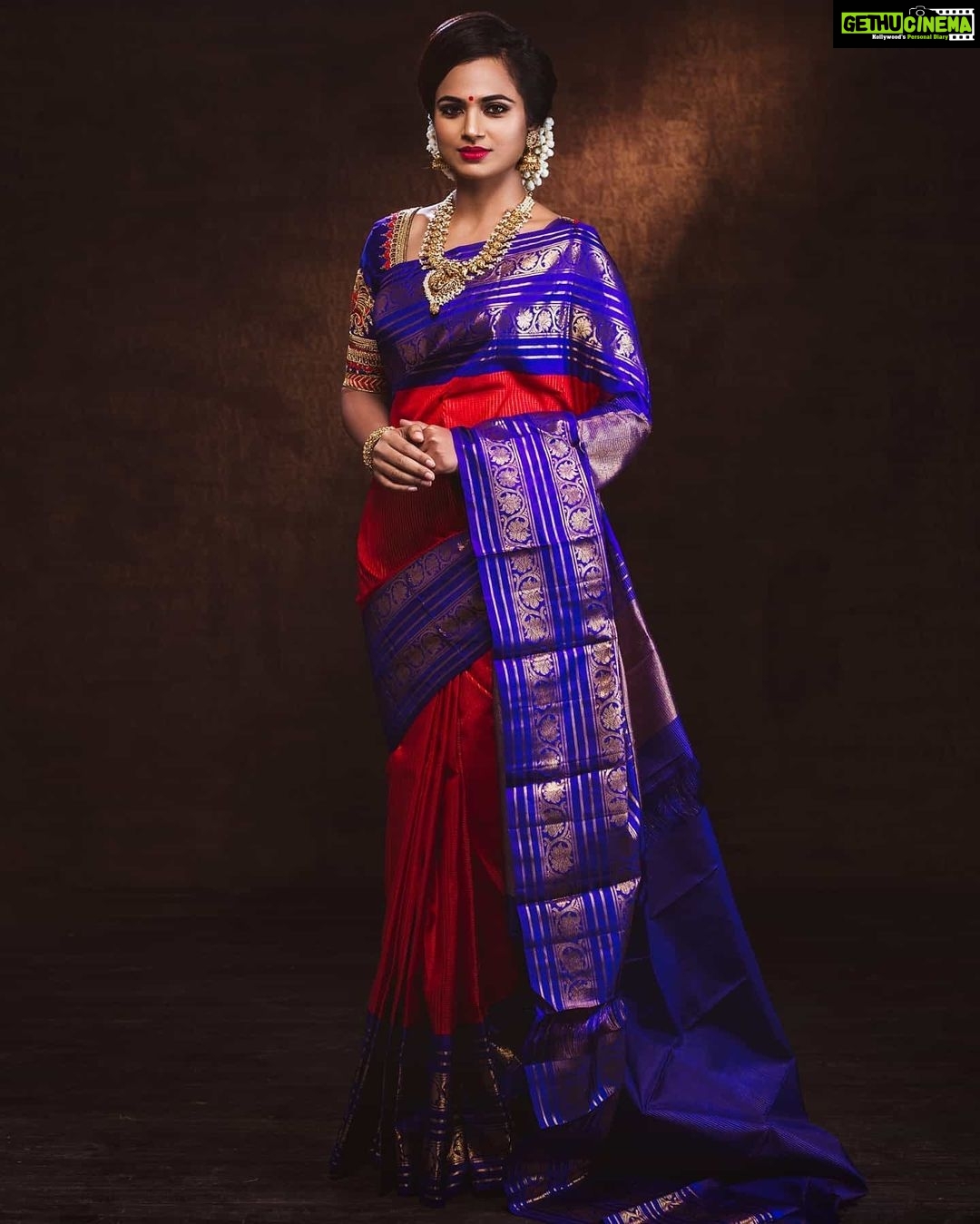Ramya Pandian Instagram - தங்களுக்கும் தங்கள் குடும்பத்தினருக்கும் இனிய பொங்கல் மற்றும் தமிழர் திருநாள் நல்வாழ்த்துக்கள் 🙏🏻🎑🎋 Photography @parvathamsuhasphotography Makeup @priyadharshini.makeupartist Hair stylist @mani_hairstylist Saree @bollinenisilks Drapes @maha_mahe_bridal Blouse @ishithaa_design_house Jewels @sree_exotic_silver_jewelleries #happypongal #ramyapandian
