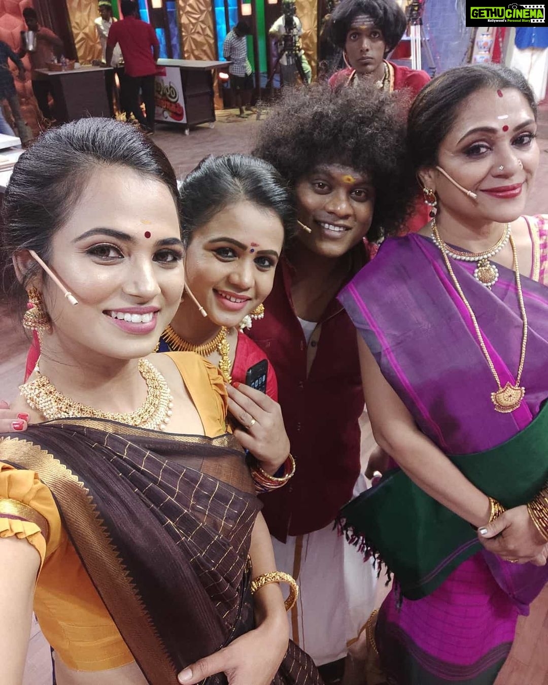 Ramya Pandian Instagram - #CookWithComali fun filled reality show @vijaytelevision Saturday and sunday 8pm #pongalcelebration Saree @thesilkwalkstudio MUA @priyadharshini.makeupartist Hair Stylist @nazia_hair_and_makeup Jewellery @original_narayanapearls #ramyapandian