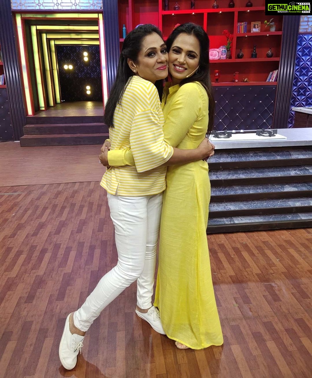 Ramya Pandian Instagram - #CookWithComali saturday and sunday 8pm @vijaytelevision Costumes @mabia_mb MUA @priyadharshini.makeupartist Accesories @original_narayanapearls #VijayTelevision #realityshow #ramyapandian