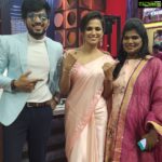 Ramya Pandian Instagram – #CookWithComali saturday and sunday 8 pm @vijaytelevision
Saree @krystal__fashions 
Blouse @mabia_mb 
MUA @priyadharshini.makeupartist 
Hair stylist @nazia_hair_and_makeup 
#VijayTelevision #realityshow #CookWithComali #funshow 
#ramyapandian