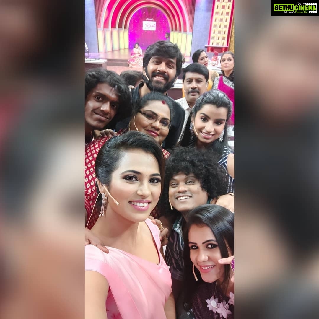 Ramya Pandian Instagram - #CookWithComali saturday and sunday 8 pm @vijaytelevision Saree @krystal__fashions Blouse @mabia_mb MUA @priyadharshini.makeupartist Hair stylist @nazia_hair_and_makeup #VijayTelevision #realityshow #CookWithComali #funshow #ramyapandian