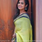 Ramya Pandian Instagram – @suryanfm #interview 
Styling : @kavitha_pandian 
Accessories : @original_narayanapearls 
#sareelove #mulcotton #happiness #positivity 
#ramyapandian