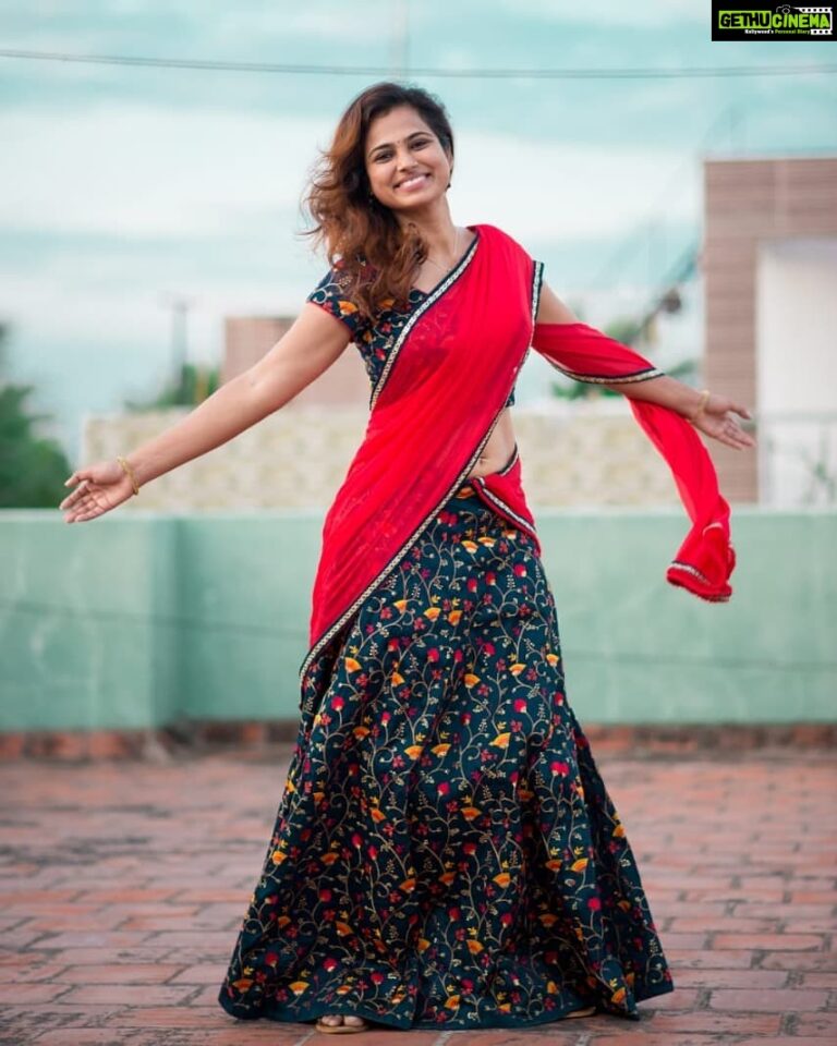 Ramya Pandian Instagram - #twirl #twirl #twirlaround 😀 Costumes @label_ts_official PC @pk_views @hindu_tamil #interview #photoshoot