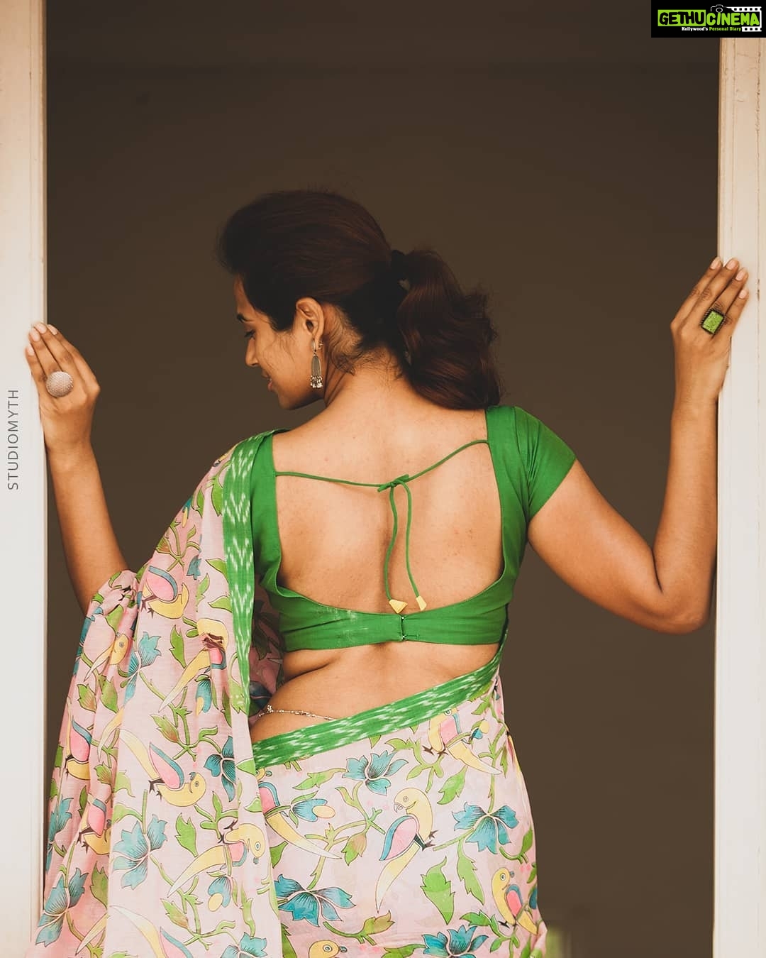 Ramya Pandian Instagram - PC @suren_studiomyth Accesories @original_narayanapearls Block printed chanderi cotton saree from @adithiudayakumarofficial #ramyapandian #casual #nomakeup #saree #photoshoot #terracephotoshoot