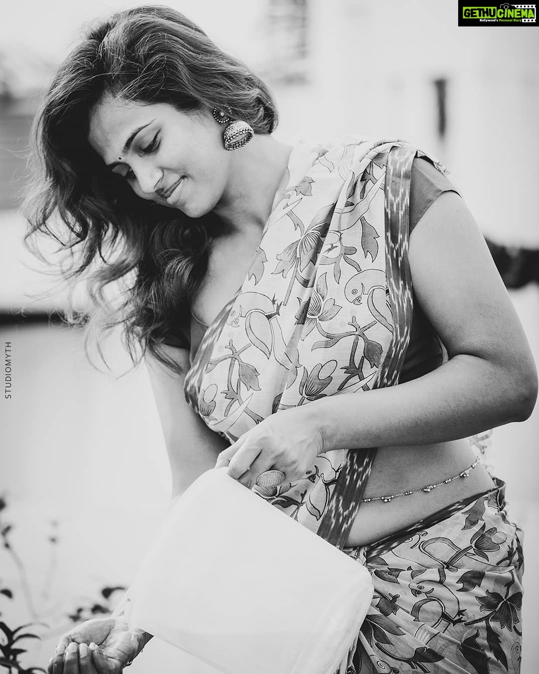 Ramya Pandian Instagram - PC @suren_studiomyth Accesories @original_narayanapearls Block printed chanderi cotton saree from @adithiudayakumarofficial #ramyapandian #casual #nomakeup #saree #photoshoot #terracephotoshoot
