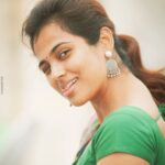 Ramya Pandian Instagram - 😜😜 PC @suren_studiomyth Accesories @original_narayanapearls #ramyapandian #casual #saree #photoshoot #terracephotoshoot
