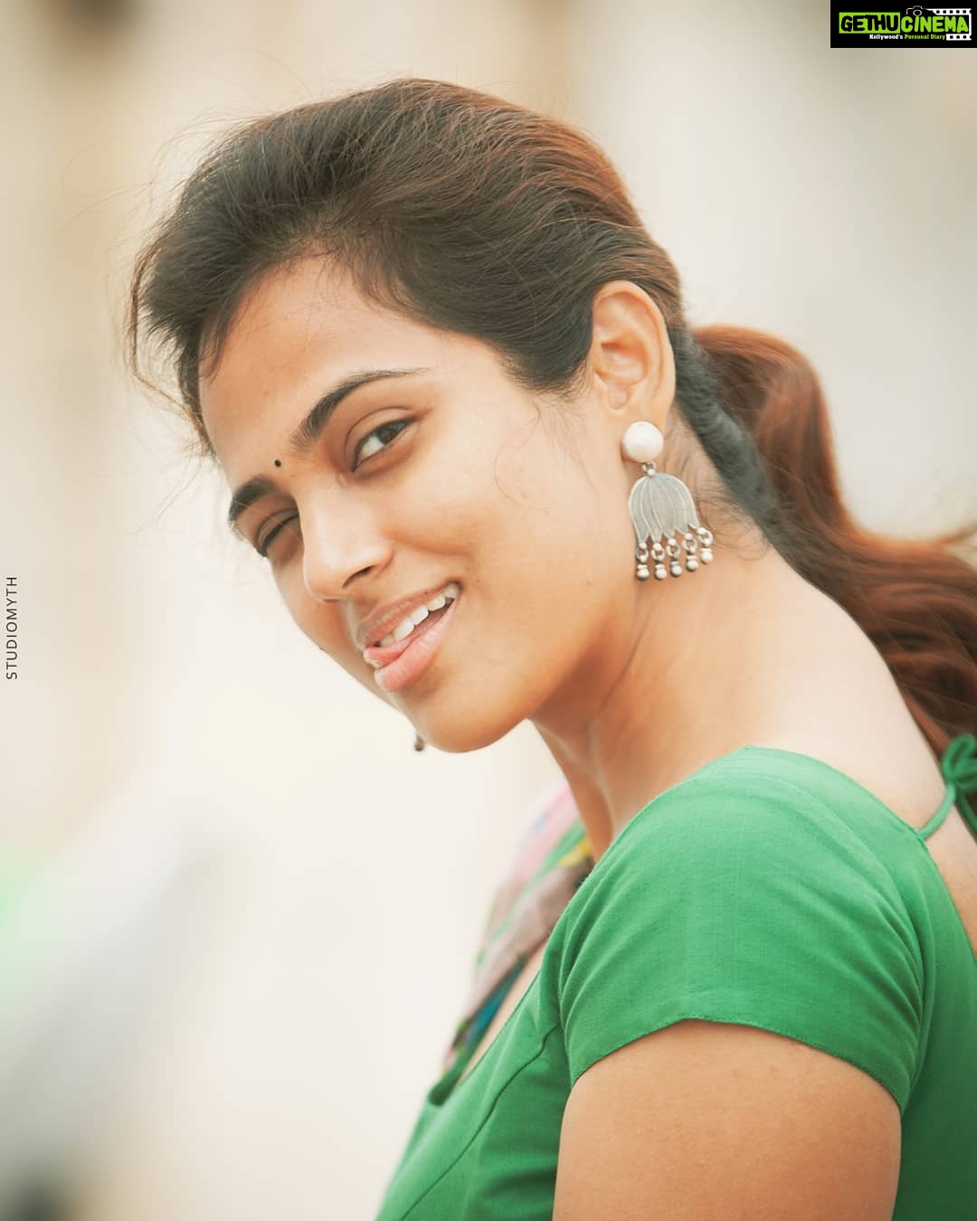 Ramya Pandian Instagram - 😜😜 PC @suren_studiomyth Accesories @original_narayanapearls #ramyapandian #casual #saree #photoshoot #terracephotoshoot
