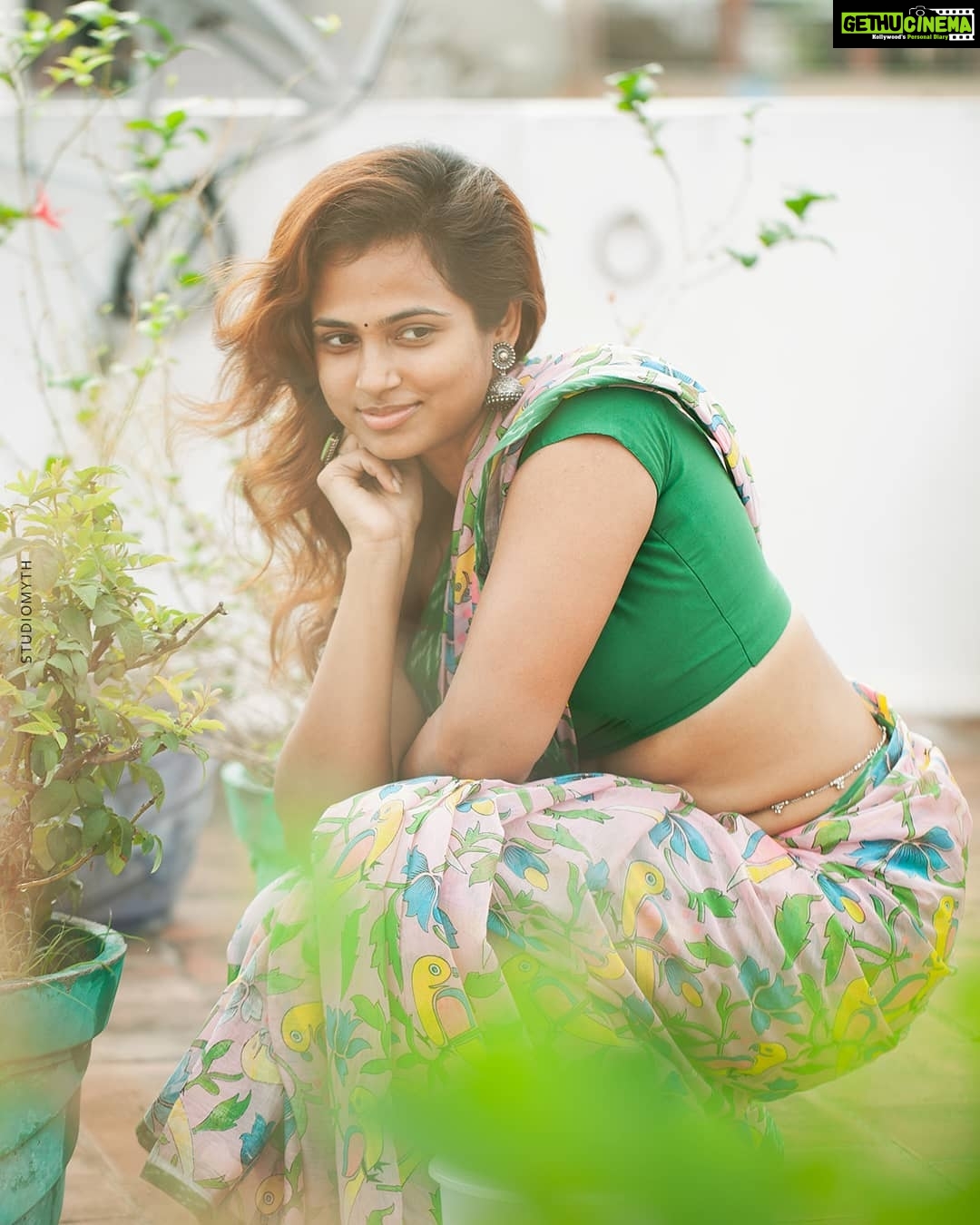 Ramya Pandian Instagram - Lost in the day dream π Photography : @suren_studiomyth Block printed chanderi cotton saree from @adithiudayakumarofficial Simple blouse from @shiva_fashions_69 Accesories : @original_narayanapearls #ramyapandian #nomakeup #casual #photoshoot #silverjewelry #waistchain