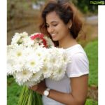 Ramya Pandian Instagram – Lets surround ourselves with people who allow us to blossom 
#happyme #happyflowers