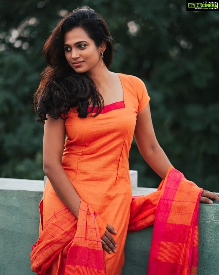 Ramya Pandian Instagram - Wearing linen salwar from @cleo_clothings for @vijaytelevision reality show #CookWithComali Photography @_starkcreatives_ #ramyapandian
