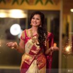 Ramya Pandian Instagram - அனைவருக்கும் மனமார்ந்த இனிய தீபாவளி நல்வாழ்த்துக்கள் 🎉🎊💐 #happydiwali #safediwali Photography : @emmanuvelphotography Costumes: @mabia_mb @priyaregan_84 MUA : @sangeethamakeoverartistry Jewellery : @vivahbridalcollections #ramyapandian