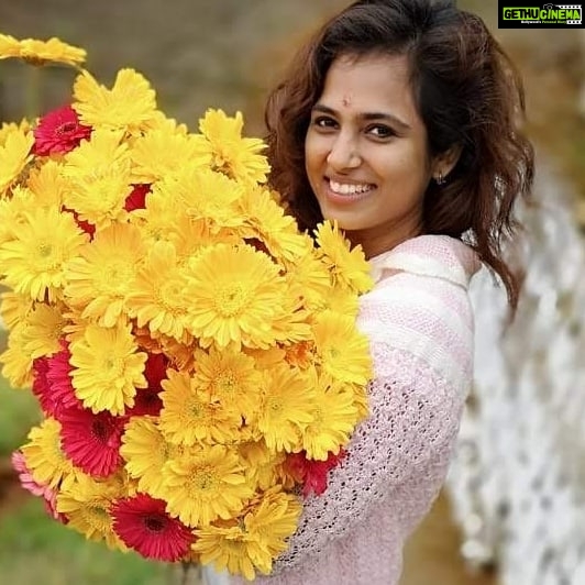 Ramya Pandian Instagram - Lets surround ourselves with people who allow us to blossom #happyme #happyflowers