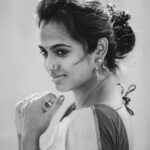 Ramya Pandian Instagram - PC @suren_studiomyth Accessories @original_narayanapearls #ramyapandian #saree #sareelove #casual #candid #nosepin #silverjewelry #photoshoot