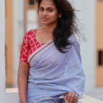 Ramya Pandian Instagram – “Courage is grace under pressure”

Photogrpahy : @suren_studiomyth 
#ramyapandian
#saree
#realsimple #nomakeup
#casuallook 
#photoshoot