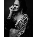 Ramya Pandian Instagram – #blackandwhite click by @the_photographic_monk 
MUA @makemeupbyjanani 
Costumes @labelswarupa 
Accessories @original_narayanapearls 
#ramyapandian #photoshoot