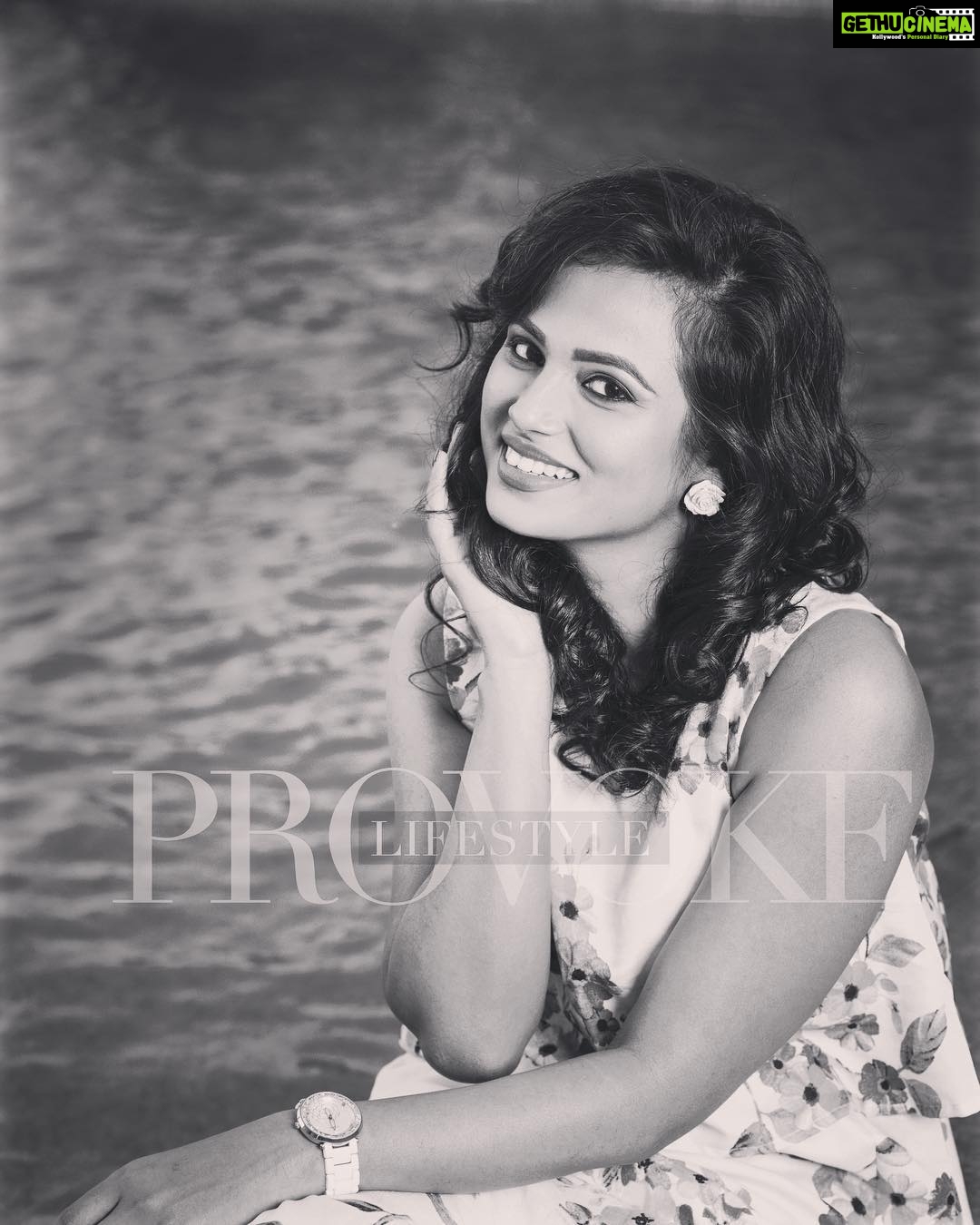Ramya Pandian Instagram - “Faith means believing the unbelievable Hope means hoping when everything seems hopeless “ #havefaith #havehope @provoke_lifestyle Photography : @nikonwala Costumes : @heena.lunawat_official Styling : @labelswarupa MUA : @sweety_kabir