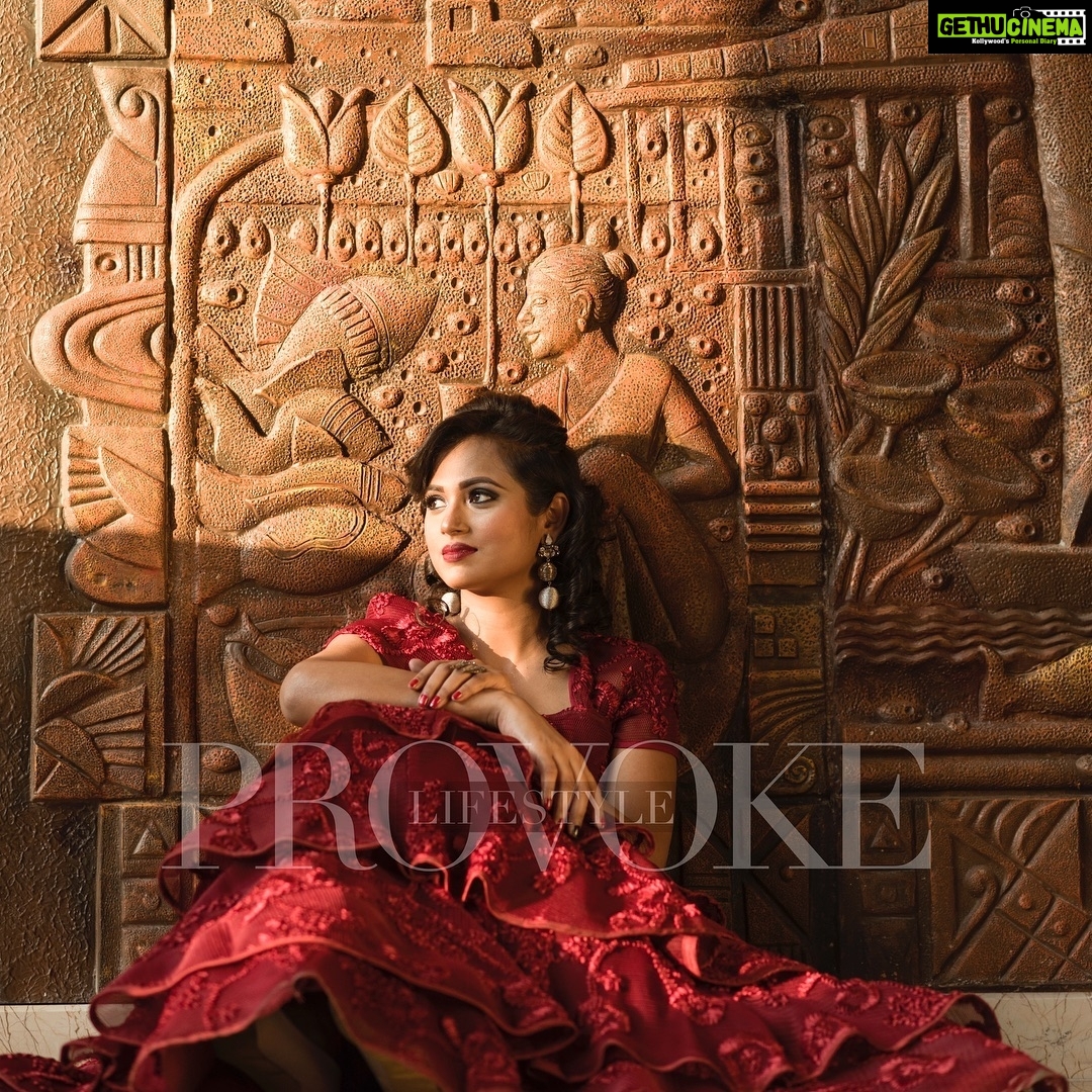 Ramya Pandian Instagram - “Patience is the calm acceptance that things can happen in a different order than the one we have in mind” #waiting Photography: @nikonwala Costumes : @label_ts_official MUA : @sweety_kabir Styling : @labelswarupa Accessories : @original_narayanapearls @provoke_lifestyle