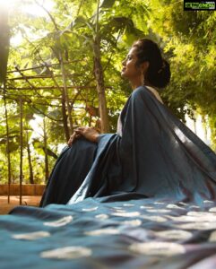 Ramya Pandian Instagram - “Be the energy that you want to attract” Photography : @nikonwala MUA : @sridevis_contour Saree : @urbankalika Blouse : @label_ts_official #sareelove #dusky