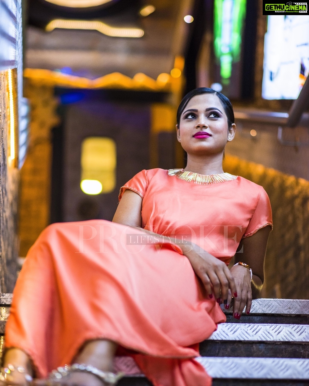 Ramya Pandian Instagram - “All we can change is ourselves, but sometimes that changes everything” Photography : @nikonwala Costumes : @heena.lunawat_official Styling : @labelswarupa MUA : @sweety_kabir #magazineshoot #provokemagazine @provoke_lifestyle