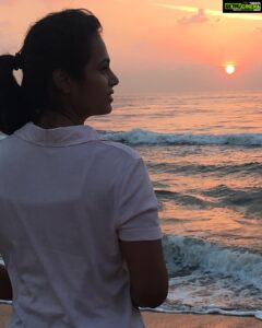 Ramya Pandian Instagram - There is a sunrise and sunset everyday... let me enjoy it atleast once in a while 😉😍 nature is always beautiful and magical 🧡🧡