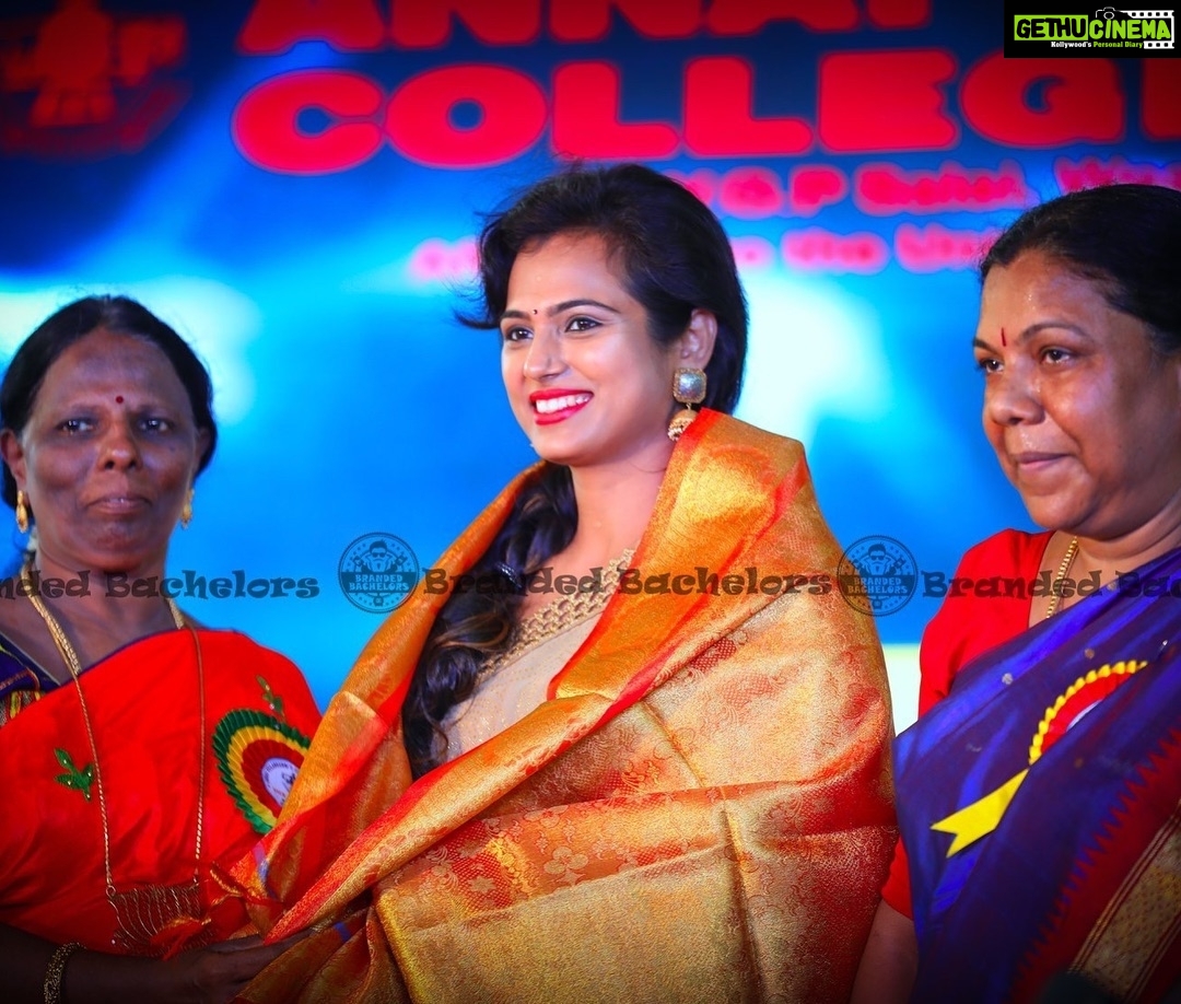 Ramya Pandian Instagram - Thanks for the love #annaiveilankannicollege ... happy to be a part of #astrol19... you girls made me feel so special ❤️❤️ love you Thanks for the custom made saree and blouse @sundari_designer Accessories : @original_narayanapearls #ramyapandian