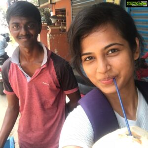 Ramya Pandian Instagram - His name is Suresh ..doing 2nd year mechanical engineering IIT Mumbai... this is his vacation time and he has come chennai to help his parents in elaneer business... goosebumps moment ...very inspirational ...all the best thambi ... you will do great in life 👍🏻💐 #fanmoment #morningmotivation
