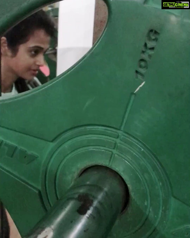 Ramya Pandian Instagram - #barbellsquats @sarath.kumar.5245 #workoutroutine #challengingmyself