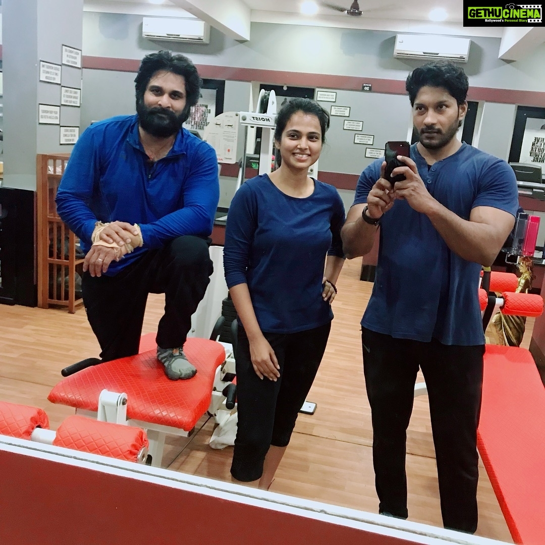 Ramya Pandian Instagram - Looks like our gym uniform 😜 but pure coincidence ... and of course mandatory to take a pic 💁🏻♀️😄 #gymbuddies