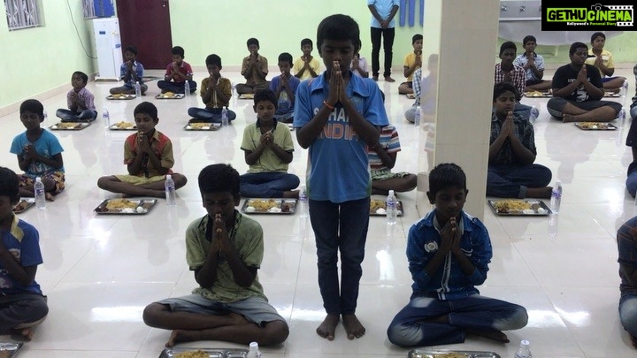 Ramya Pandian Instagram - Special and powerful prayers 🙏🏻 These innocent faces and hearts give so much peace of mind ... once a while let’s try to spend some quality time with them .... our little support will be of great help to them ... they are in need of monthly provisions so if you are willing to sponsor please do contact Vivek Balan 96775 87587 #udhavumullangal Marai Malai Nagar