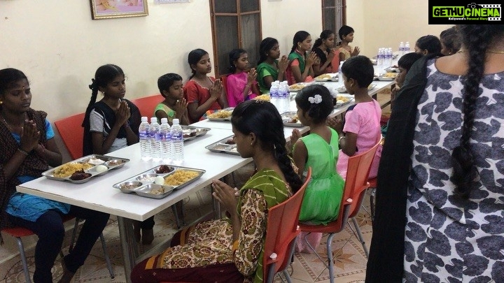 Ramya Pandian Instagram - Special and powerful prayers 🙏🏻 These innocent faces and hearts give so much peace of mind ... once a while let’s try to spend some quality time with them .... our little support will be of great help to them ... they are in need of monthly provisions so if you are willing to sponsor please do contact Vivek Balan 96775 87587 #udhavumullangal Marai Malai Nagar