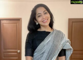 Ramya Subramanian Instagram - Realising the power of a simply,light saree to uplift my mood 😌☺️😊 #saturdayvibes #sareeselfies
