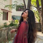 Raveena Ravi Instagram - One saree, too many photos n videos😂🤣 #naanpizhai ❤️