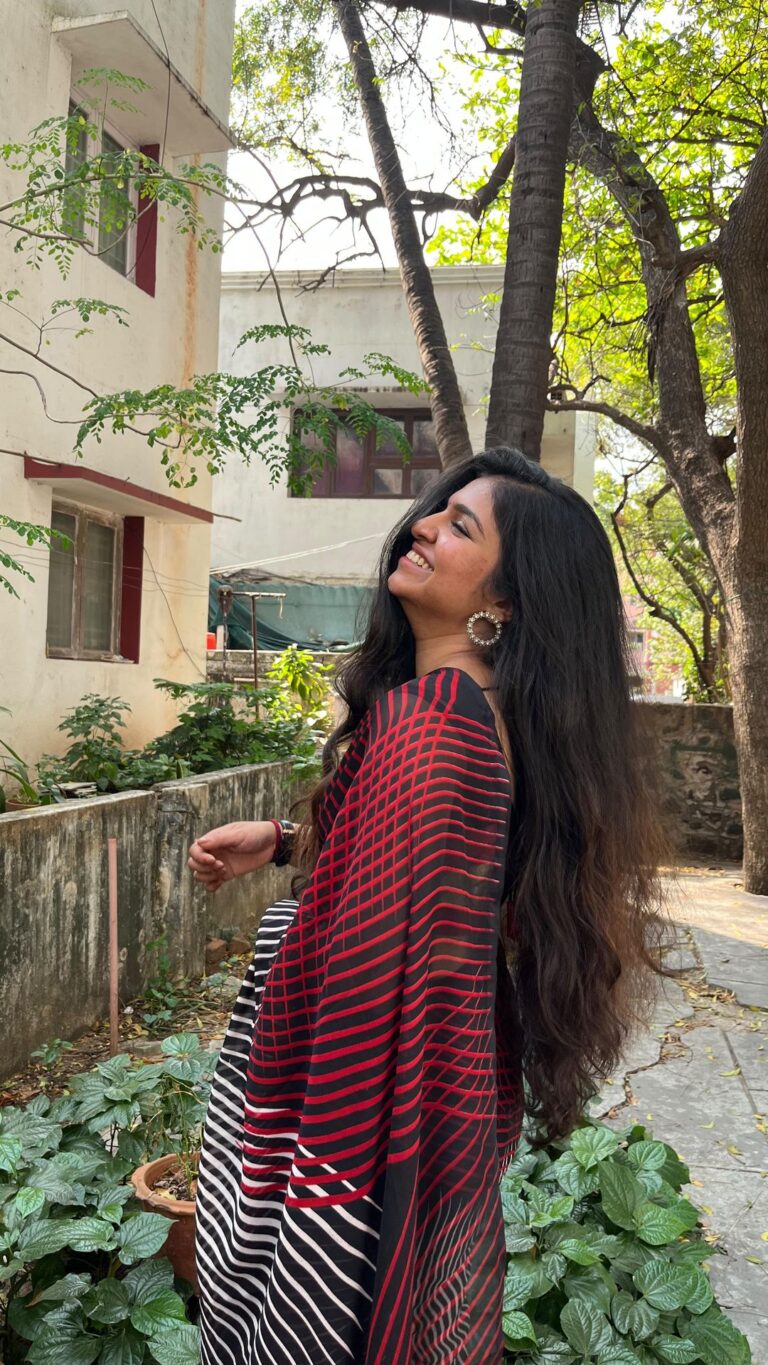 Raveena Ravi Instagram - One saree, too many photos n videos😂🤣 #naanpizhai ❤️