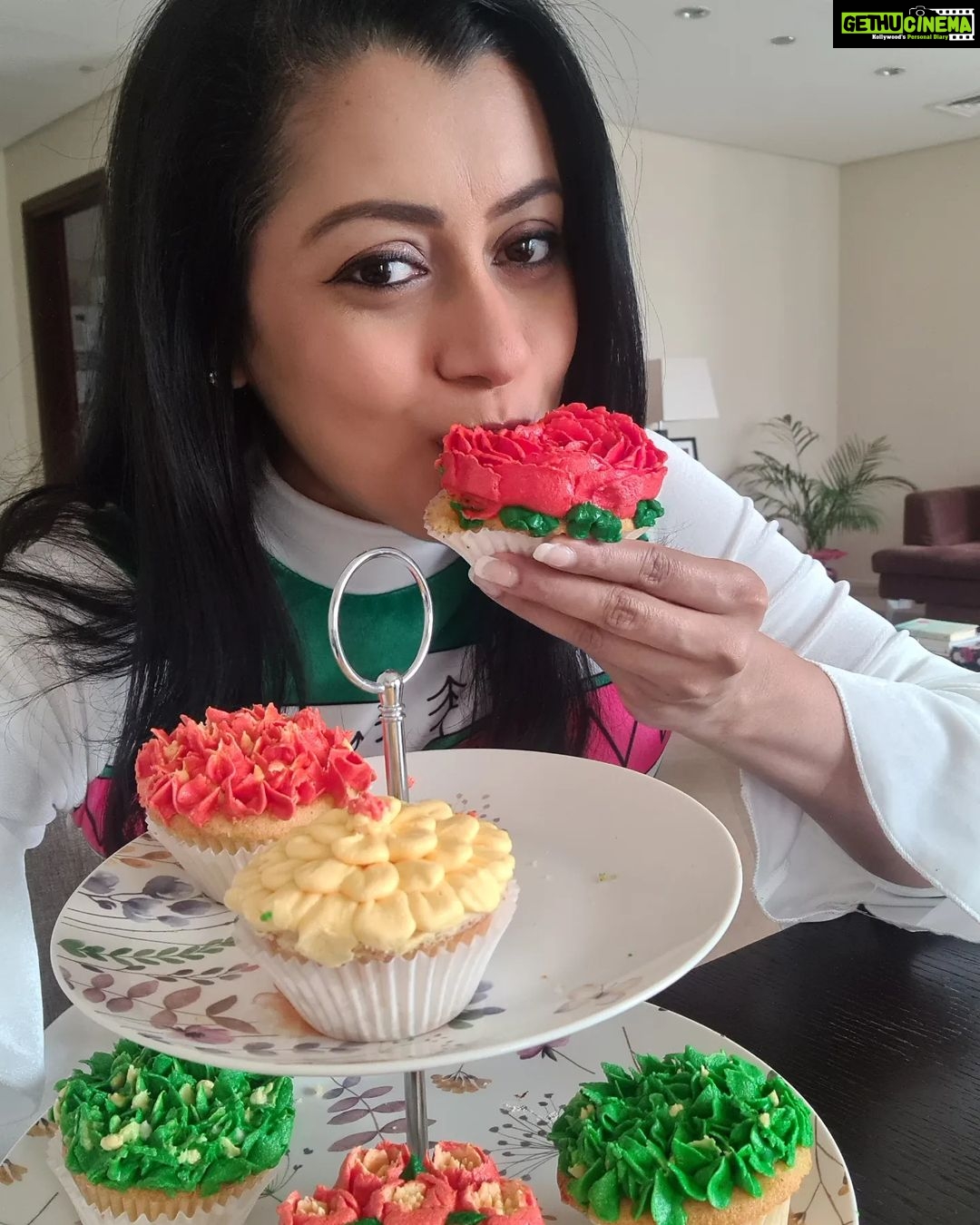 Reenu Mathews Instagram - Cupcakes Anyone? My Birthday celebration continues as my friend, who has turned into a Baker brought some yummy cupcakes. They look so pretty & tastes yummm too. Do check out @treats_by_dhish , if you want to order some yummilicious cakes. Thank you Dhishni for bringing these treats. And Happy Valentines Day in advance Fam❤ . . #yummycakes #yummycupcakes #birthdaytreats #instacakes #dubailifestyleblog #reenumathews Emirate of Dubai
