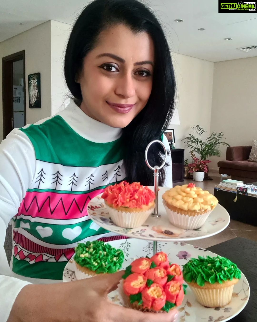 Reenu Mathews Instagram - Cupcakes Anyone? My Birthday celebration continues as my friend, who has turned into a Baker brought some yummy cupcakes. They look so pretty & tastes yummm too. Do check out @treats_by_dhish , if you want to order some yummilicious cakes. Thank you Dhishni for bringing these treats. And Happy Valentines Day in advance Fam❤ . . #yummycakes #yummycupcakes #birthdaytreats #instacakes #dubailifestyleblog #reenumathews Emirate of Dubai