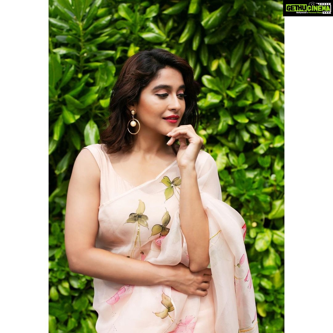 Regina Cassandra Instagram - Looking... not looking... π Saree - @Picchika Earrings - @RisnJewels Makeup - @MakeupByWanShazia Hair - @AshwiniHairAndMakeup Photography - @LakshmiiJagan Styled by @DesignByBlueprint & @Blueprint_By_Navya_Divya