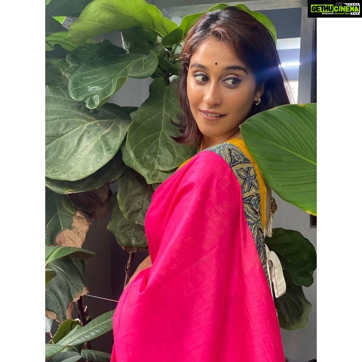 Regina Cassandra Instagram - If you saw my story, you would’ve seen a glimpse of how special Onam was this year (for a non-mallu 😬). @prakatwork ’s mum and patti made allll the food. Ahhh that sambhar saddam with nei! Mmm.. heavenly. Also, the ella adai 😍 well it’s not a part of the Onam sadhya but aunty made it specially for us! The best part about a meal like this is that it’s satvik. So it’s a big meal but not one that makes you feel lethargic. sheri sheri... madi! 😅 @aishwaryarajessh @notsysha Song : #onamonam from #rarakrishnayya ( from dancing to the song to eating to it 😆)