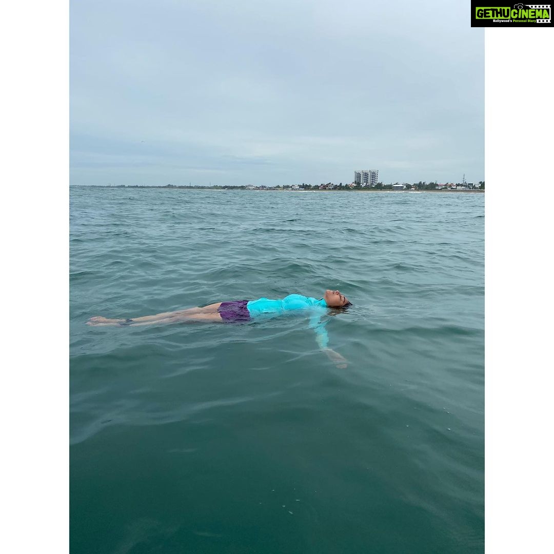 Regina Cassandra Instagram - What I do in the water vs. what @sdevvarman does. He gets sooo pissed that I take my phone out there during class. 😂 He just fails to understand my eagerness to share all of this with everyone 🤷🏻♀️😔😬🙃 📷 : @kuttisurf