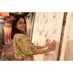 Regina Cassandra Instagram – If Art is healing, the artist is the healer. 

#hopekosmos , an #Artproject by artist @manohar_chiluveru aims at using art as a medium to heal, bring people together and promote hope. @lakshmi.nambiar thank you for shedding light (and colour) on this initiative through @shrishti.art . My happy face says it allll… 🤍
@alapatideepti thank youuu for making this happen in the nick of time. 💗