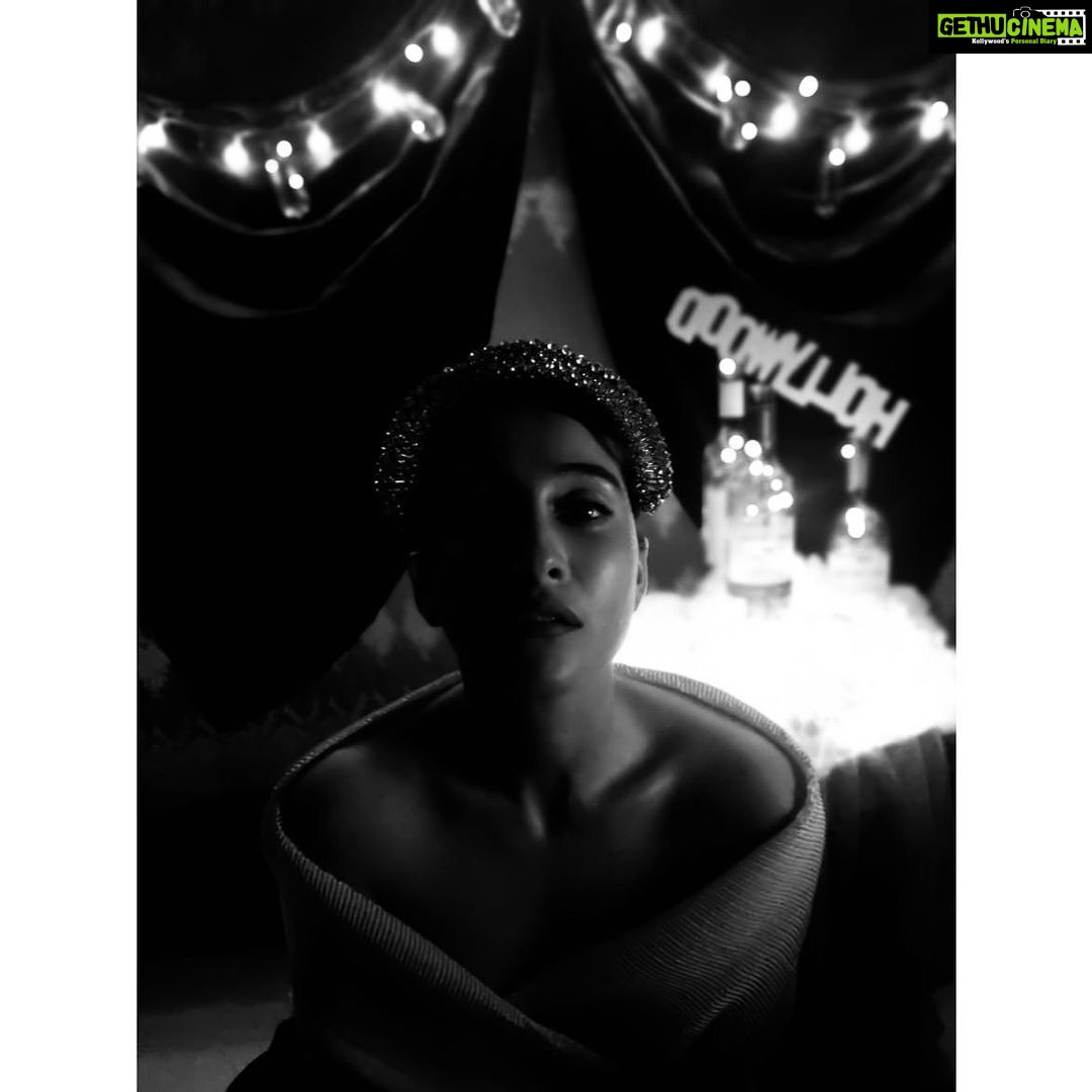 Regina Cassandra Instagram - 🖤 📸 : @rowdyrani #thenotsolateshowwithrc