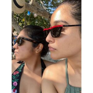 Regina Cassandra Instagram - Nope you don’t get to see our beach bums... you can make do with this. 😂🤭 #bucket