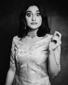 Regina Cassandra Instagram - Did someone say food?! Jegdksielwlshdbdhhsjsskskskskssjwoodudooooo
😁

For @chennaitimestoi Food & Nightlife Awards. 
Outfit - @Raw_Mango

Jewellery - @AmrapaliJewels

Makeup & Hair - @ChiselleMakeupAndHair

Photography - @KiransaPhotography

Styled by @Blueprint_By_Navya_Divya & @DesignByBlueprint
