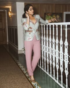 Regina Cassandra Instagram - When your bed is more inviting than the party... 😅 
Outfit - @platinoir
Earrings & Ring - @HyperBole_Accessories
Make Up - @Jenifer_Antonio
Hair - @NamarataVasisth
Photography - @PanktiPhotography
Styled by @Blueprint_By_Navya_Divya & @DesignByBlueprint