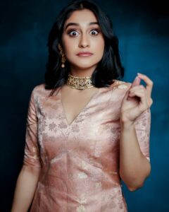 Regina Cassandra Instagram - Did someone say food?! Jegdksielwlshdbdhhsjsskskskskssjwoodudooooo
😁

For @chennaitimestoi Food & Nightlife Awards. 
Outfit - @Raw_Mango

Jewellery - @AmrapaliJewels

Makeup & Hair - @ChiselleMakeupAndHair

Photography - @KiransaPhotography

Styled by @Blueprint_By_Navya_Divya & @DesignByBlueprint