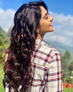 Regina Cassandra Instagram - Are you feeling Christmassy yet?? I sure aaamm... 😁
December is my favourite-est month!!!! 😁 birthday, Christmas, New Years... From birthday cake 🎂 to plum cake to mulled wine 🍷 to a 5 4 3 2 1... HAPPY NEW YEAR... Aaahhhhh sooo much celebrating!!! #wewishyouamerrychristmas
#falalala #feelingchristmassy
#birthdays #decemberlove #cravingplumcake #mulledwine 📸: @jenifer_antonio