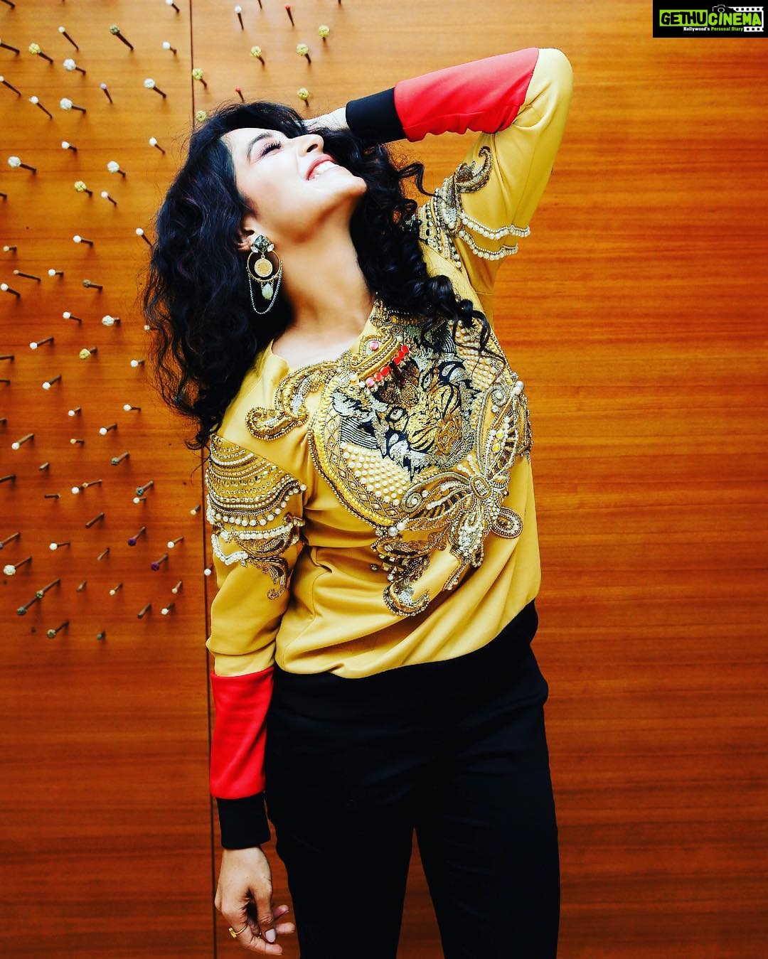 Regina Cassandra Instagram - Going bananas in a sweatshirt by @Parambanana - I loved it from the moment I set my eyes on it! 😁 Earrings - @Chic_therapy_ at @MaalGaadi Makeup - @Mesmereyesmakeup Hair - @Jayanthikumeresan_makeupartist Photography - @Mahazphotography Styled by Navya & Divya Niranjan // @Blueprint_By_Navya_Divya & @StyleByDivya 💛❤️💛 #yellowlove #blingbling
