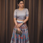 Regina Cassandra Instagram - #provokeawards2017 Outfit : @siddhartha_bansal (for us chennai ppl, we can shop this at @maalgaadi ) Accessories: cuff- @haatichai; clutch- @slinchindia Styling : @designbyblueprint Pic: @whatthefahad We decided to put the hair up and go all edgy! P.s: that’s what it looks like when it’s growing out..😋 #scraggysidelocks 😂