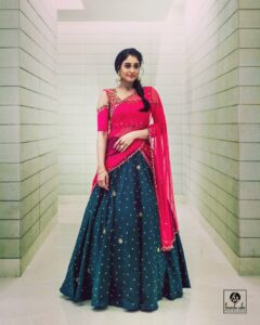 Regina Cassandra Instagram - Paavadai daavani..Langa voni.. ghagra choli.. The Half Sari! Styled by : @anupellakuruofficial #indianwedding #saristyle