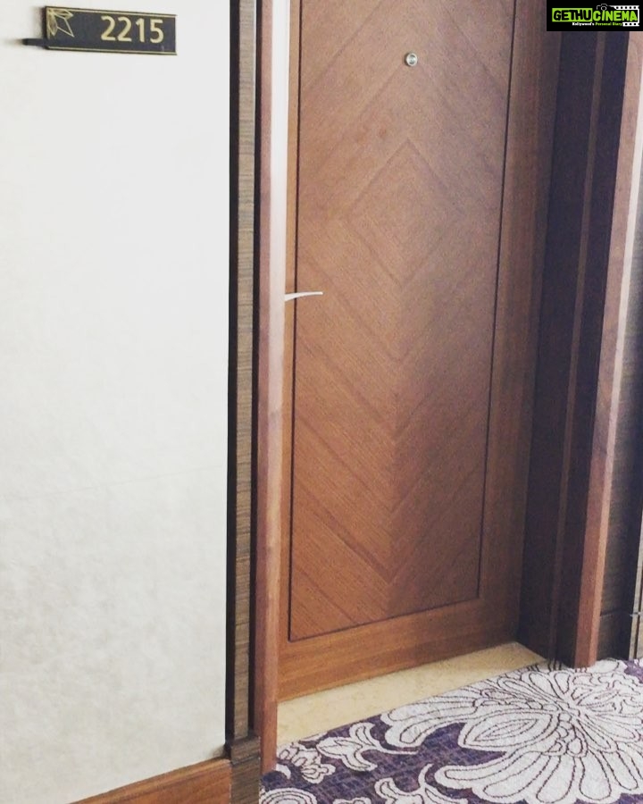 Regina Cassandra Instagram - The drama behind getting ready. Outfit ✅ Hair and make up ✅ The "I'm gonna stalk ppl on social media"" friend ( @manjimamohan ) ✅😋😂 everything else just falls in place! 🎶 I wanna be like kanyeeee.... 🎶
